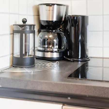 - Graphite Modern 3-room - Stylish Grey Interior - Spacious Terrace - Fully Equipped Kitchen - Wi-fi - Renovated 2024 - & Convenient Location - Free Parking - Near Bus & Airport - * Duisburg