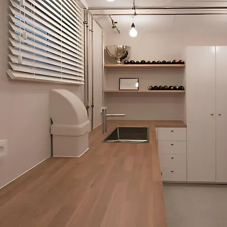 - Graphite Modern 3-room - Stylish Grey Interior - Spacious Terrace - Fully Equipped Kitchen - Wi-fi - Renovated 2024 - & Convenient Location - Free Parking - Near Bus & Airport - Duisburg